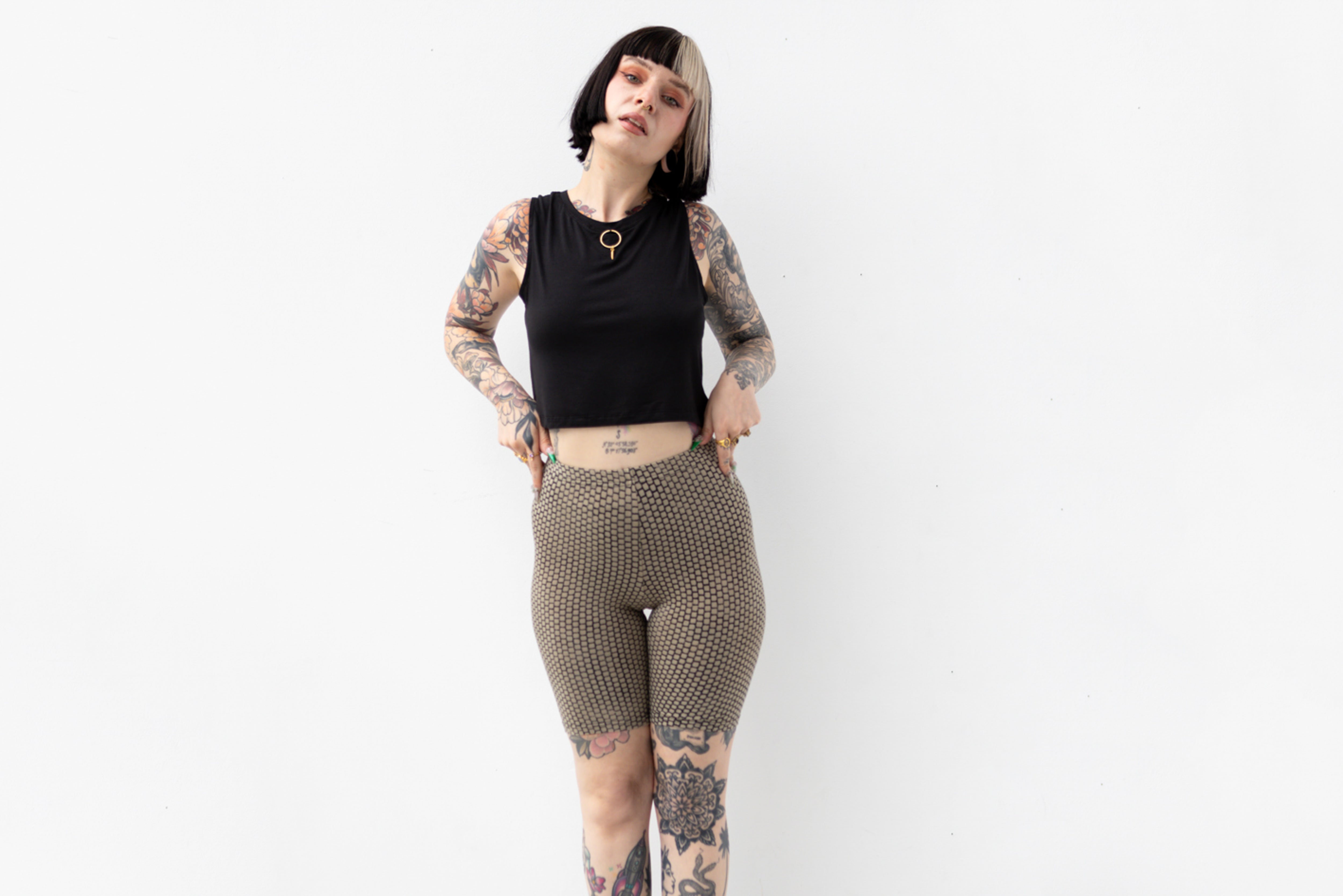 Elastische Radlerhose mit handbedrucktem Ziegelsteinmuster in Beige-Indigo, mittelhoher Bund.