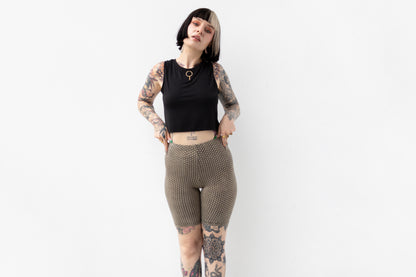 Elastische Radlerhose mit handbedrucktem Ziegelsteinmuster in Beige-Indigo, mittelhoher Bund.