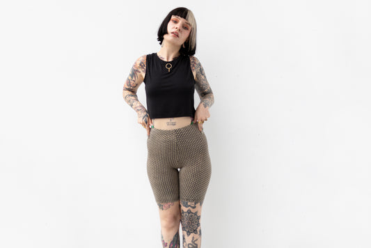 Elastische Radlerhose mit handbedrucktem Ziegelsteinmuster in Beige-Indigo, mittelhoher Bund.
