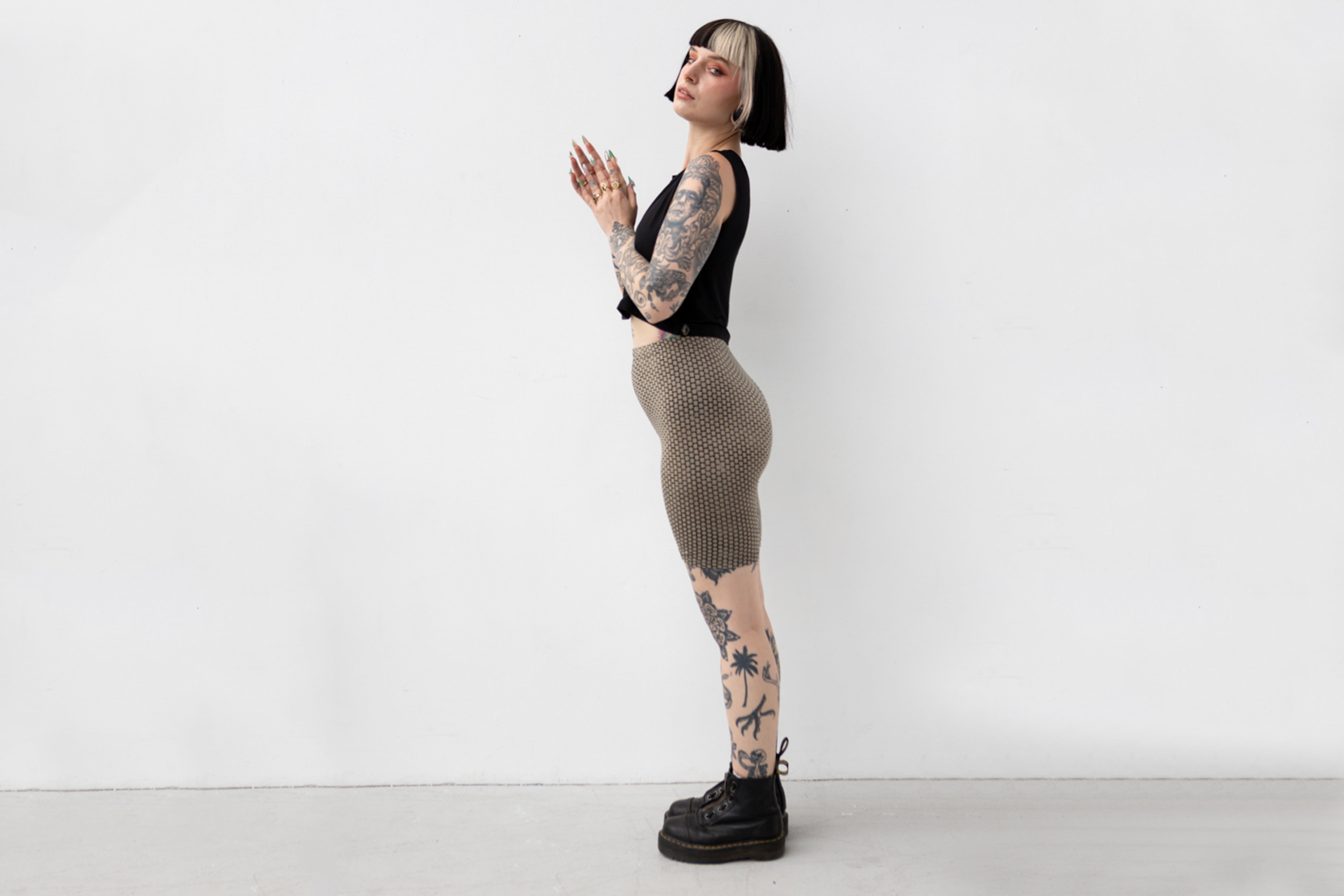 Seitliche Ansicht einer elastischen Radlerhose mit abstraktem Batik-Print in Beige und Indigo.