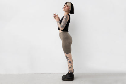 Seitliche Ansicht einer elastischen Radlerhose mit abstraktem Batik-Print in Beige und Indigo.