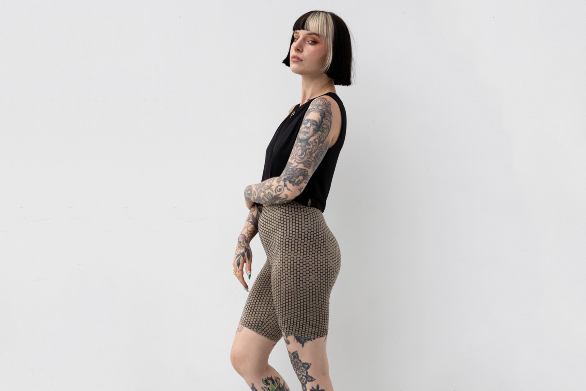 Handbedruckte Yoga Shorts mit abstraktem Ziegelsteinmuster aus Batik und Siebdruck in Beige und Indigo.