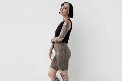 Handbedruckte Yoga Shorts mit abstraktem Ziegelsteinmuster aus Batik und Siebdruck in Beige und Indigo.