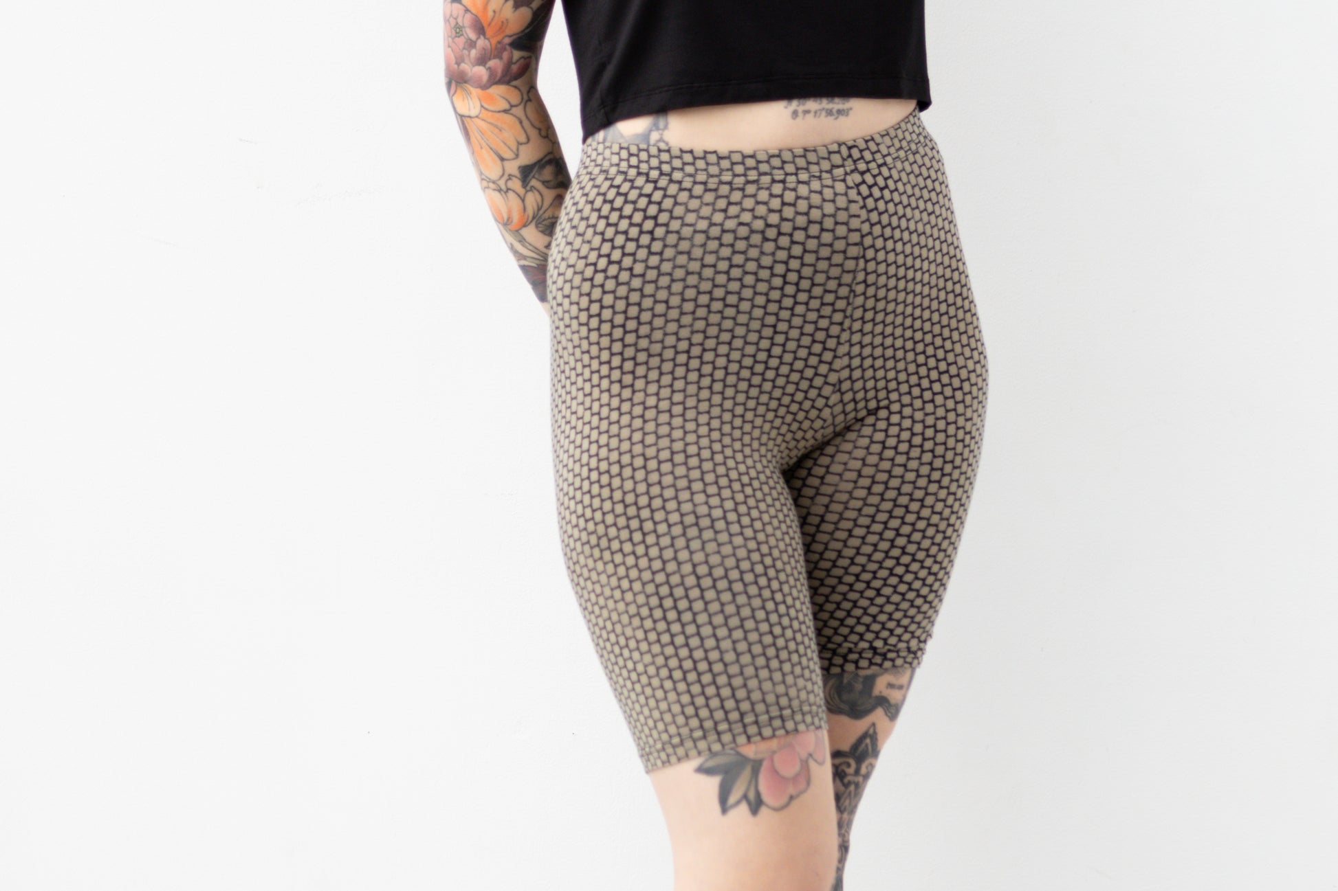 Beige Biker Shorts mit abstraktem Muster in Indigo-Blau, gefertigt im Batik- und Siebdruck-Verfahren.