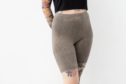 Beige Biker Shorts mit abstraktem Muster in Indigo-Blau, gefertigt im Batik- und Siebdruck-Verfahren.