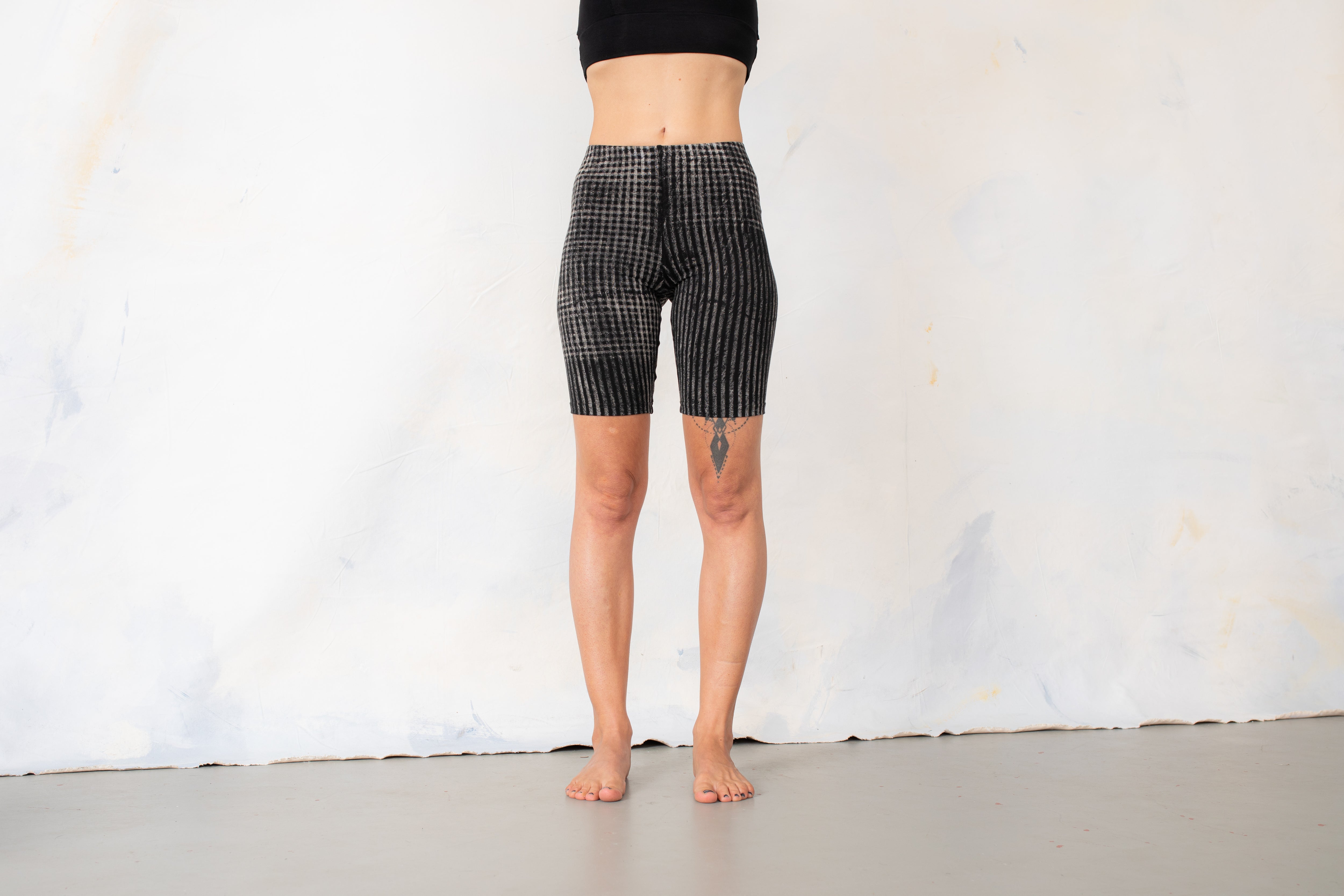 Frontansicht Batik Shorts mit abstraktem Karo Print Tie Dye schwarz-grau-beige – Alternative Fashion, Festival, Psytrance, Punk