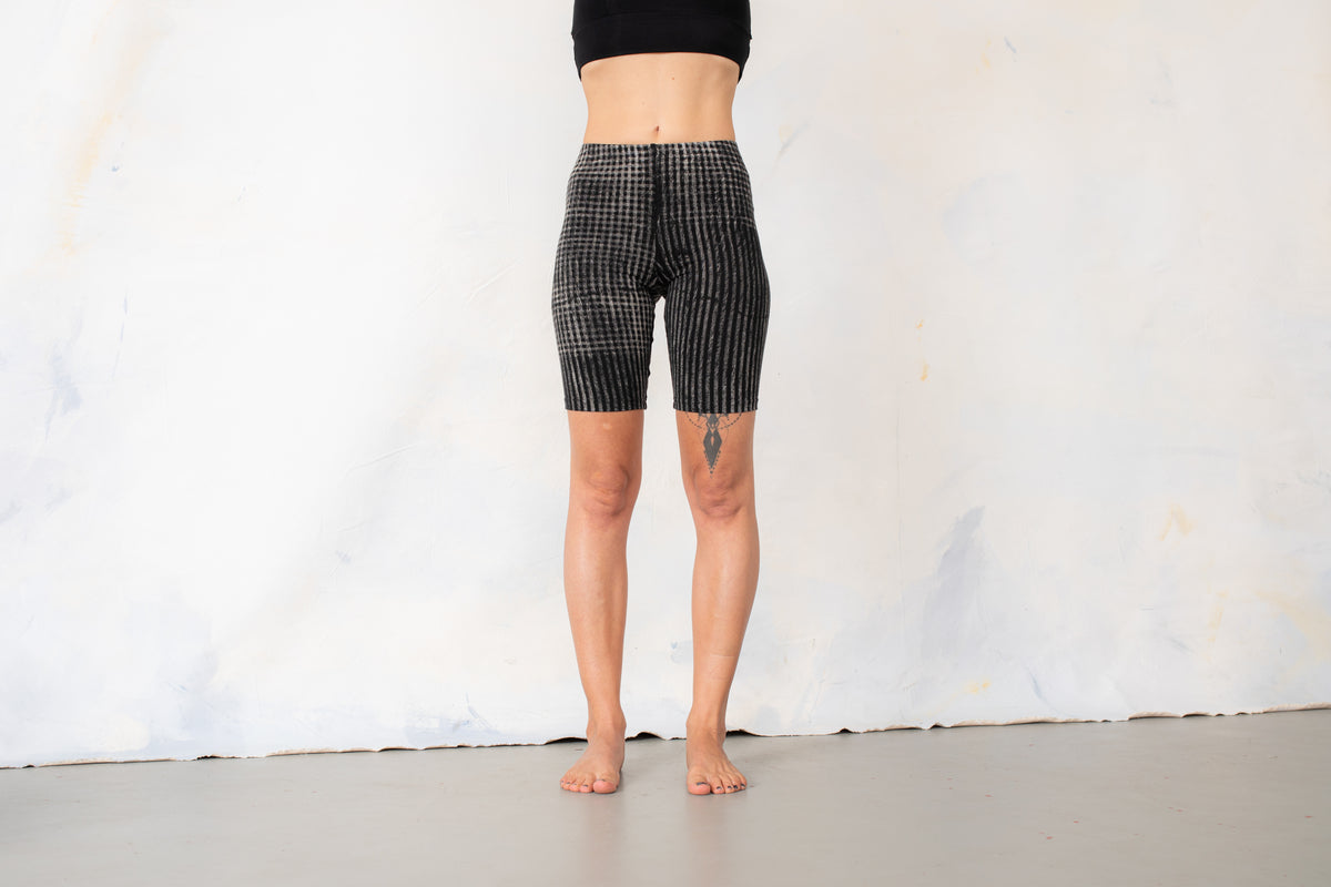 Frontansicht Batik Shorts mit abstraktem Karo Print Tie Dye schwarz-grau-beige – Alternative Fashion, Festival, Psytrance, Punk