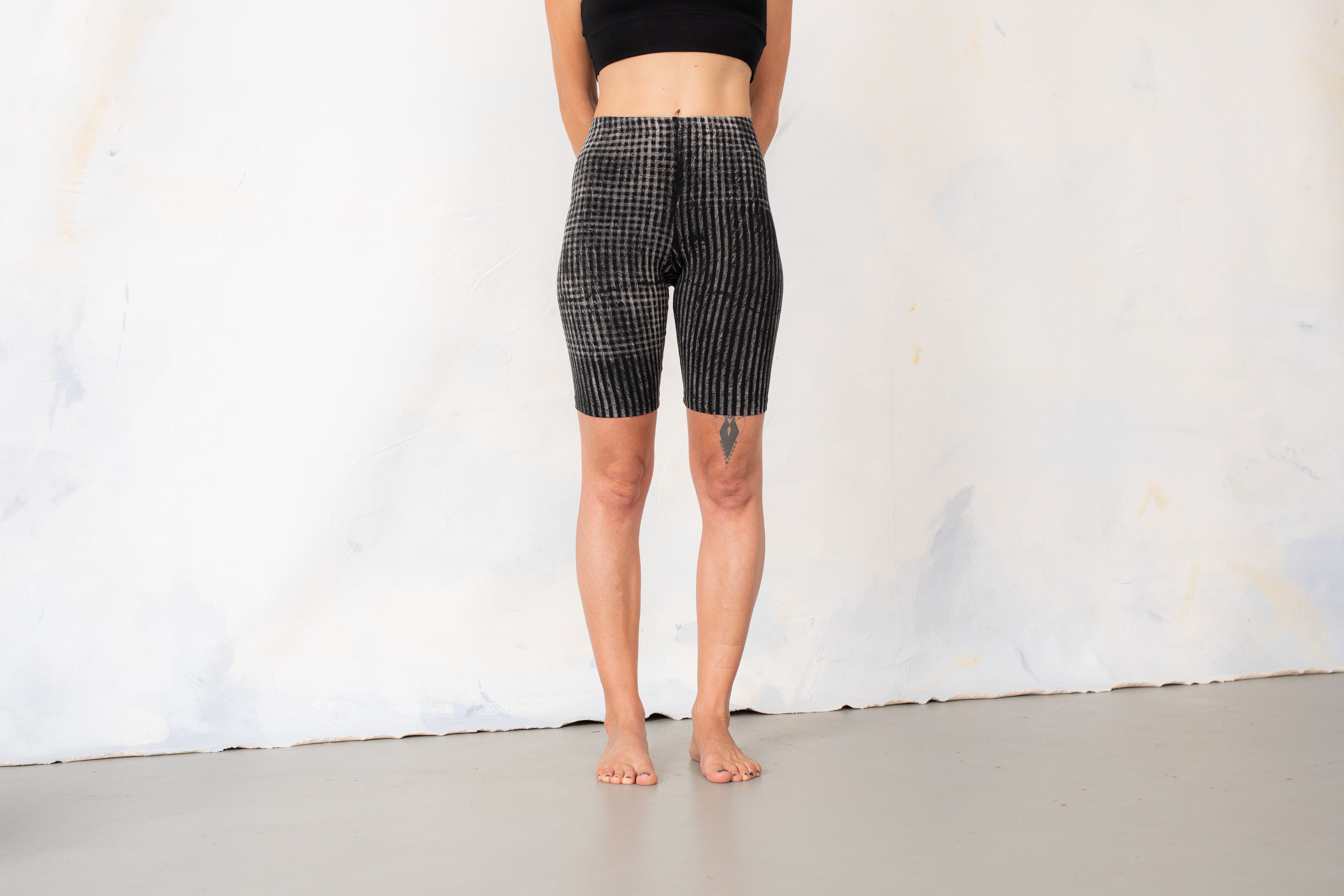 Frontansicht kurze Yoga Shorts mit abstraktem Karo Print Batik schwarz-grau-beige – Activewear, Alt Fashion, Goa, Punk