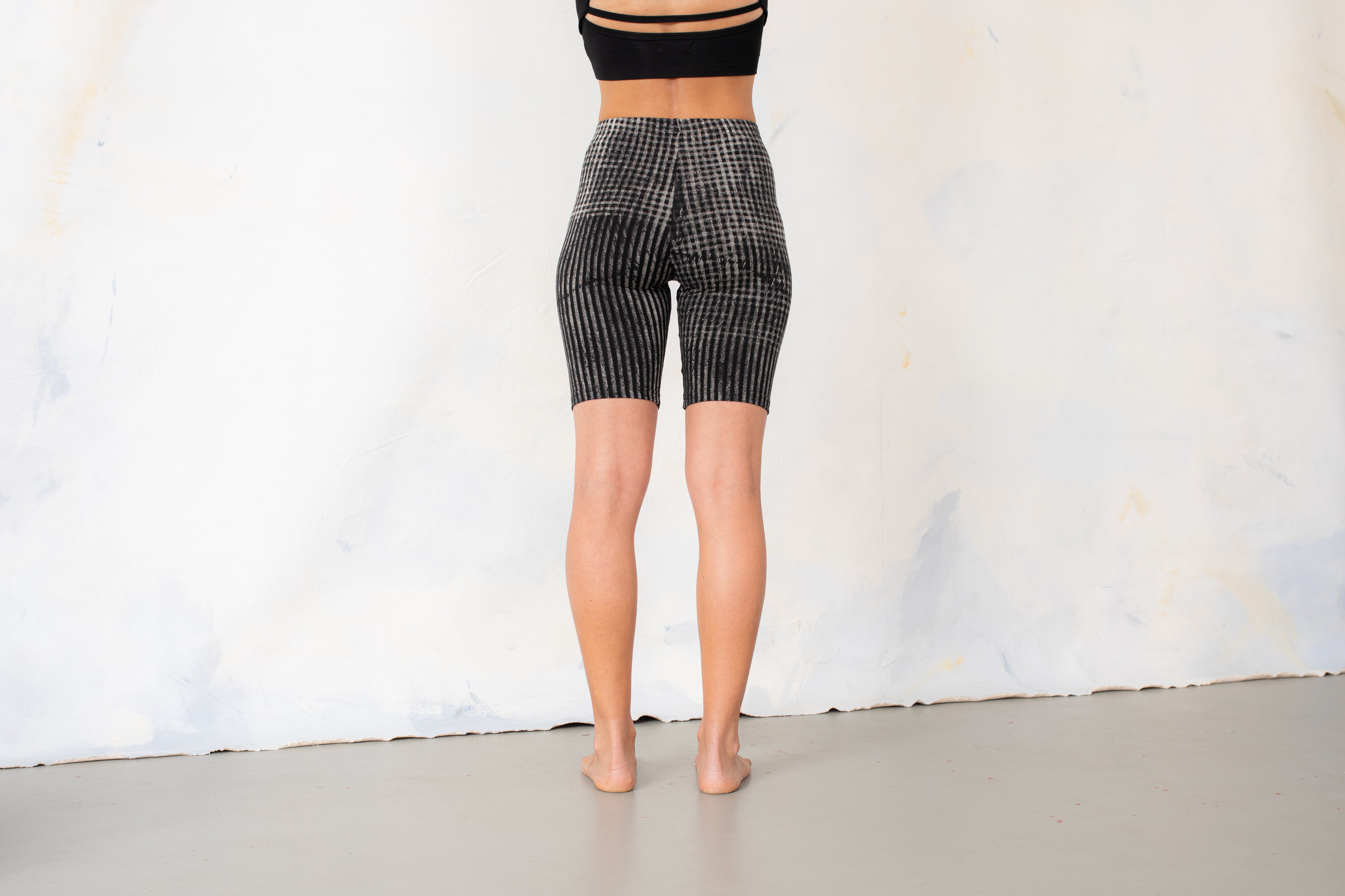 Rückenansicht elastische Batik Shorts, kariert, mit Streifen schwarz-grau-beige – Festival Look, Alternative Fashion, Yoga Shorts