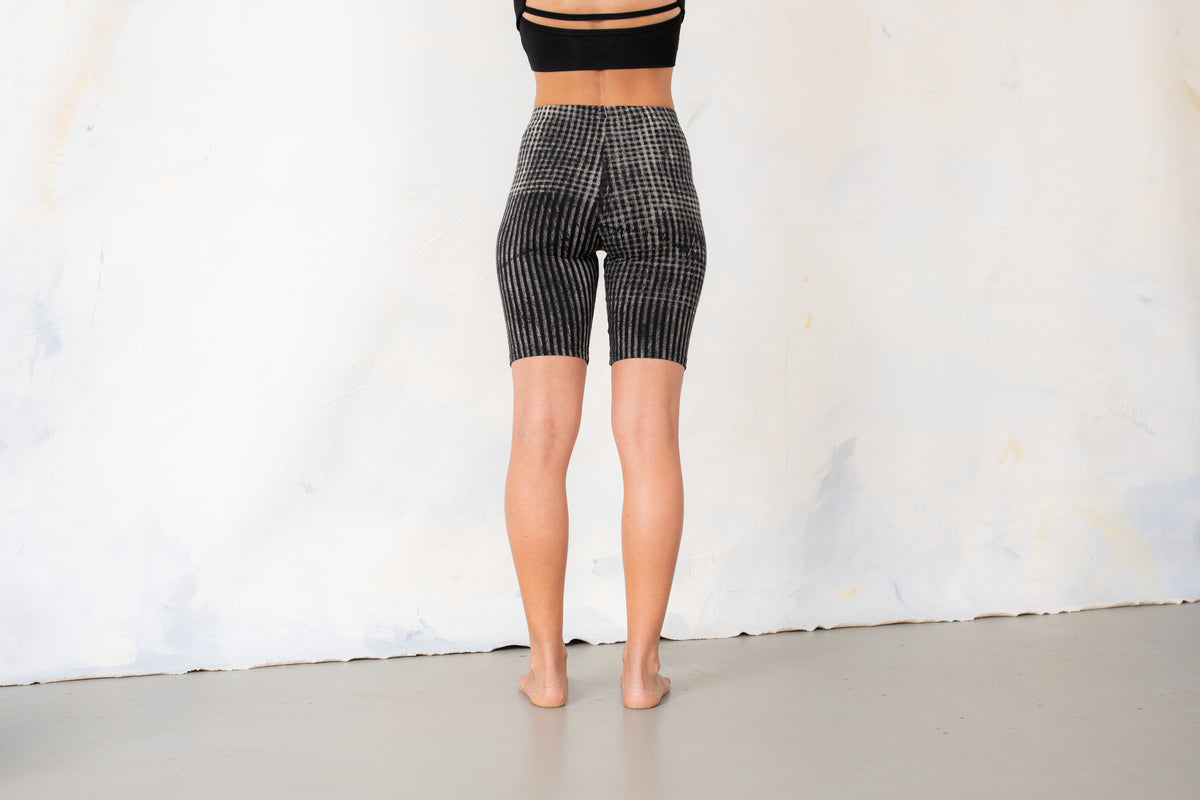 Rückenansicht elastische Batik Shorts, kariert, mit Streifen schwarz-grau-beige – Festival Look, Alternative Fashion, Yoga Shorts