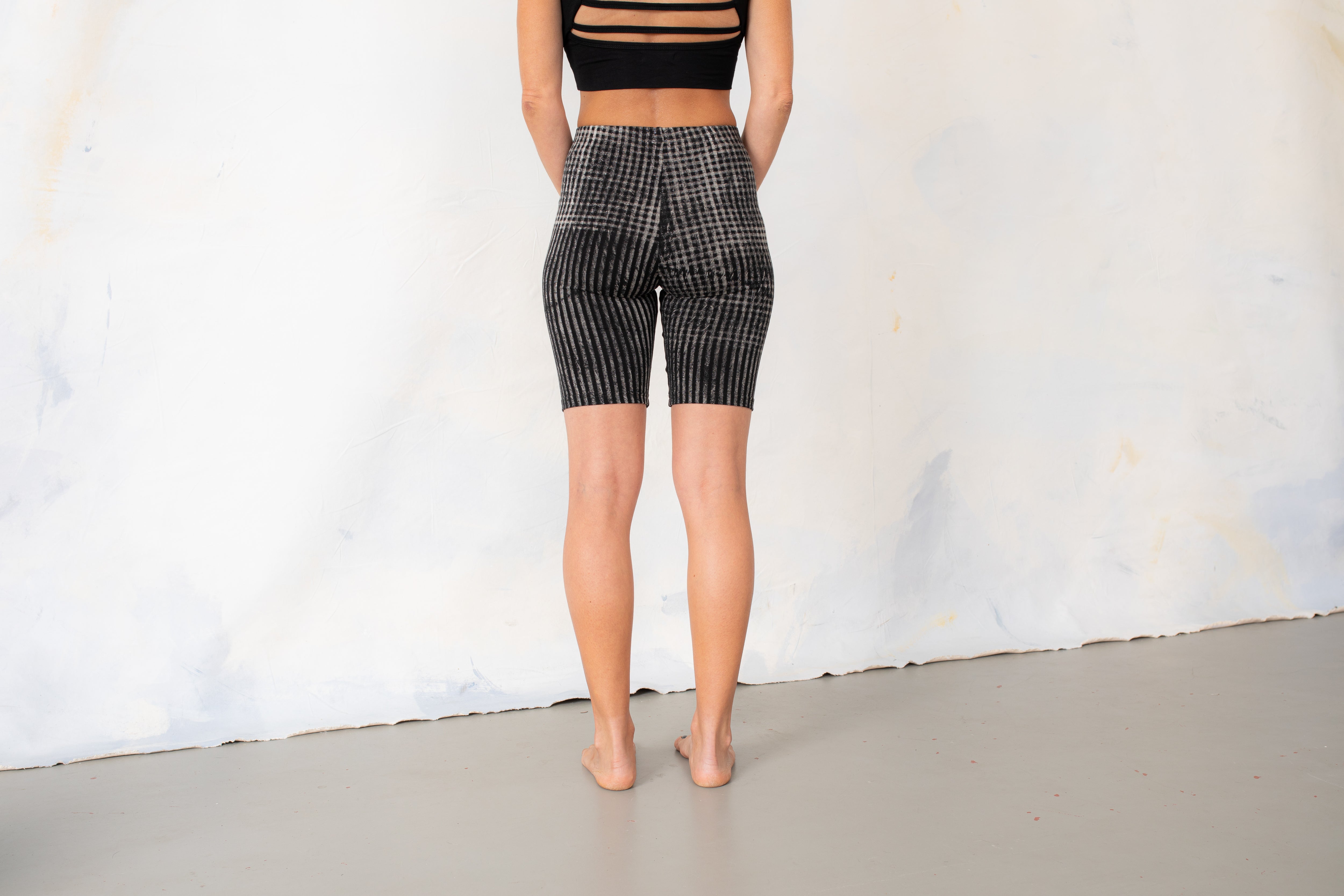 Rückenansicht kurze Radlerhose mit Streifenmuster Tie Dye schwarz-grau-beige – stylische Workout Wear, Yoga, Festival