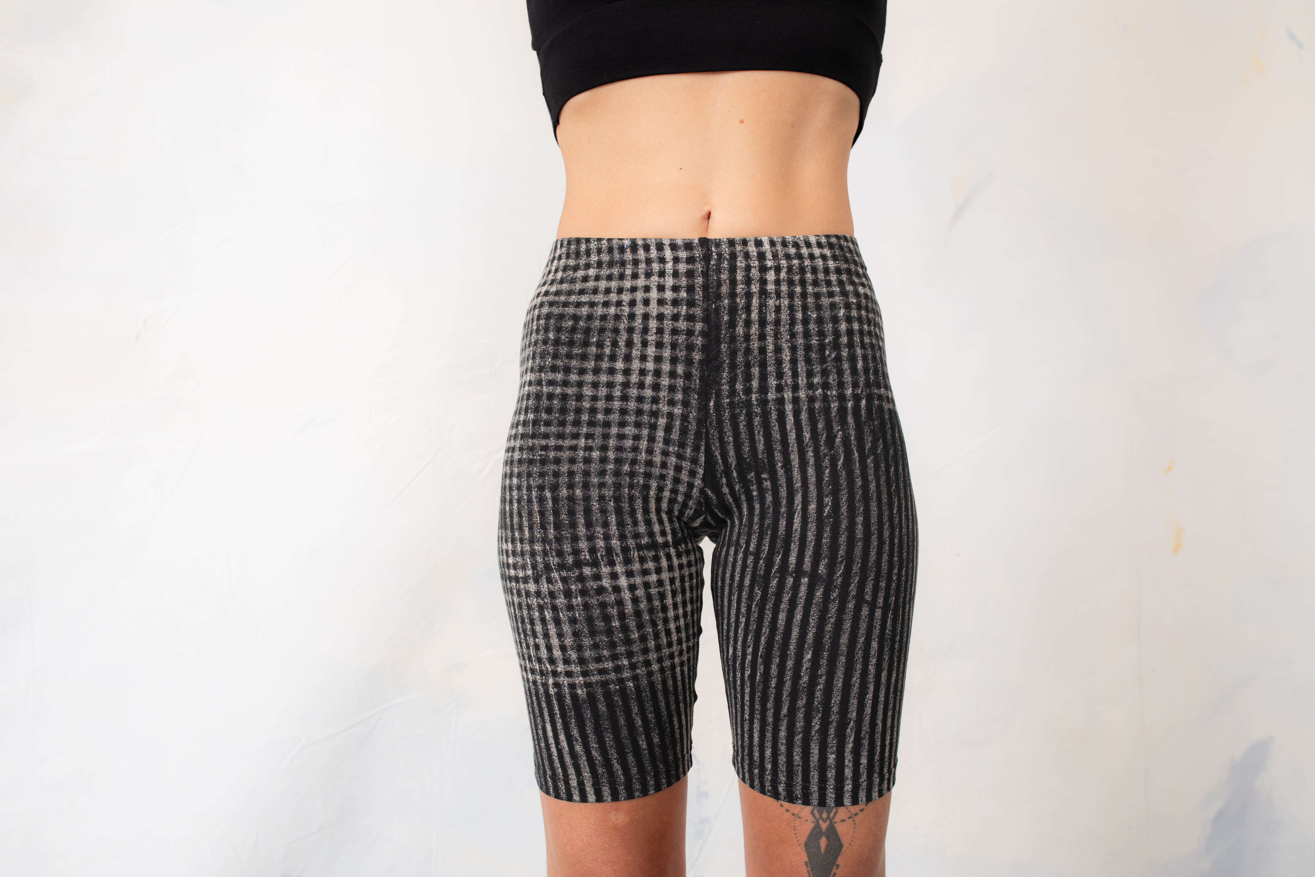 Frontansicht Biker-Shorts mit abstraktem kariertem Batikprint schwarz-grau-beige – Workout Wear, Alternative Fashion, Festival
