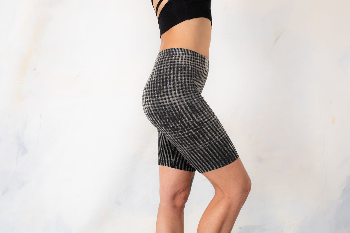 Seitenansicht Workout Shorts schwarz-grau-beige mit Batik Karoprint – komfortable Activewear für Festival und Alltag