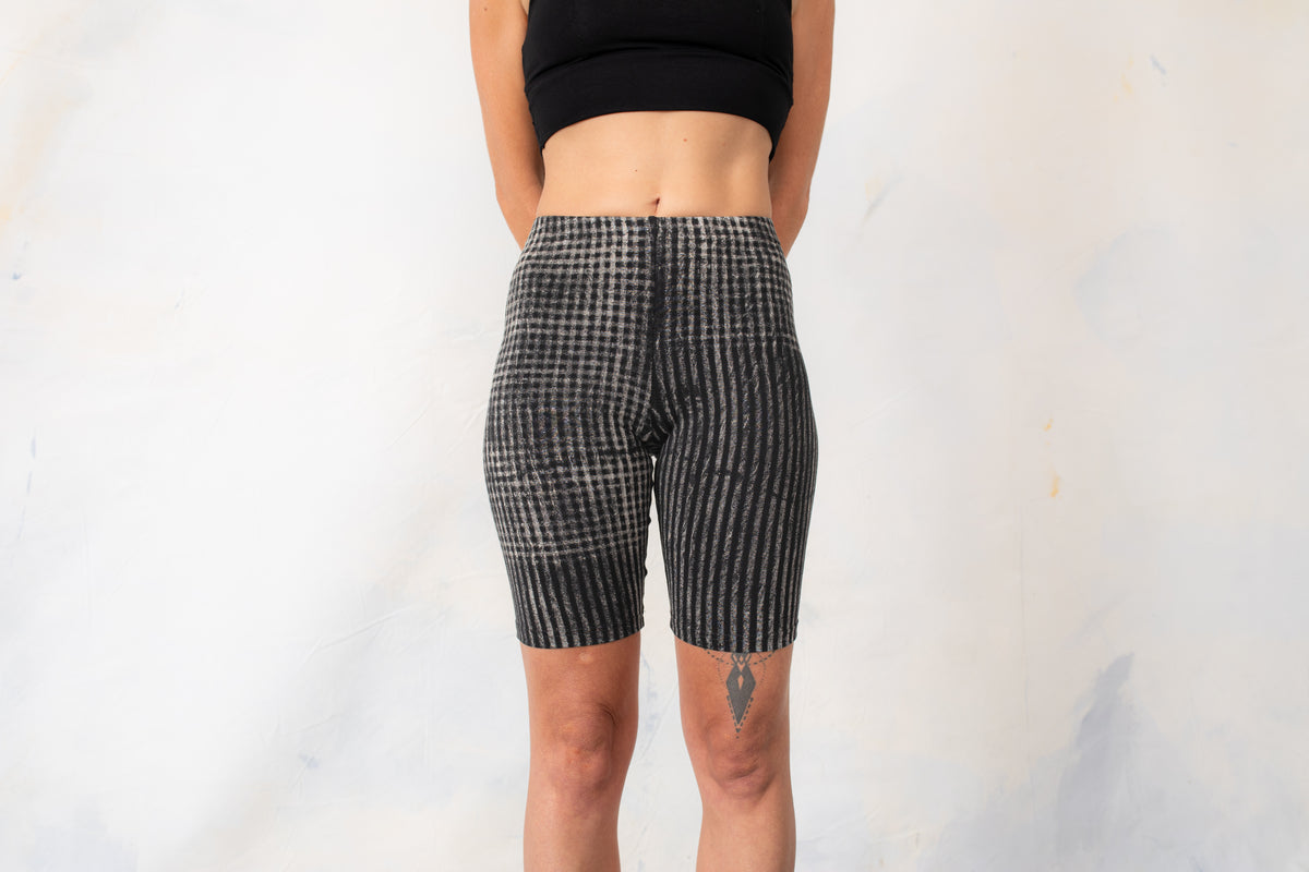 Radlerhose mit Batik-Siebdruck Muster in Schwarz-Beige-Grau aus weicher Viskose-Elasthan-Mischung für Alltag und Workout.