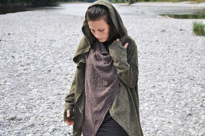 Cardigan zweilagig - Strickjacke, Wickeljacke mit großer Kapuze und Daumenlöchern - oliv-braun