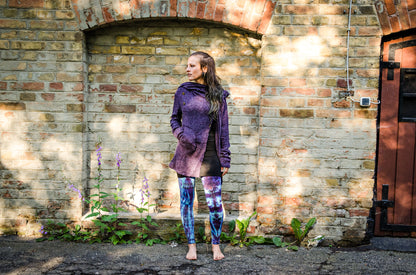 Cardigan mit Taschen - Strickjacke, Wickeljacke mit extra großer Kapuze - violett-schwarz