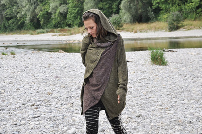 Cardigan zweilagig - Strickjacke, Wickeljacke mit großer Kapuze und Daumenlöchern - oliv-braun