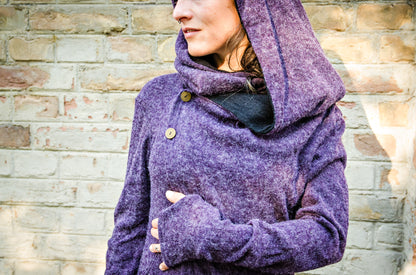 Cardigan mit Taschen - Strickjacke, Wickeljacke mit extra großer Kapuze - violett-schwarz