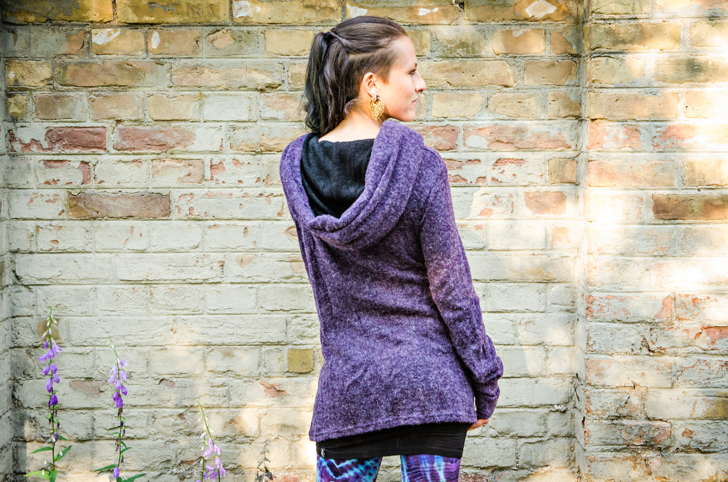 Cardigan mit Taschen - Strickjacke, Wickeljacke mit extra großer Kapuze - violett-schwarz