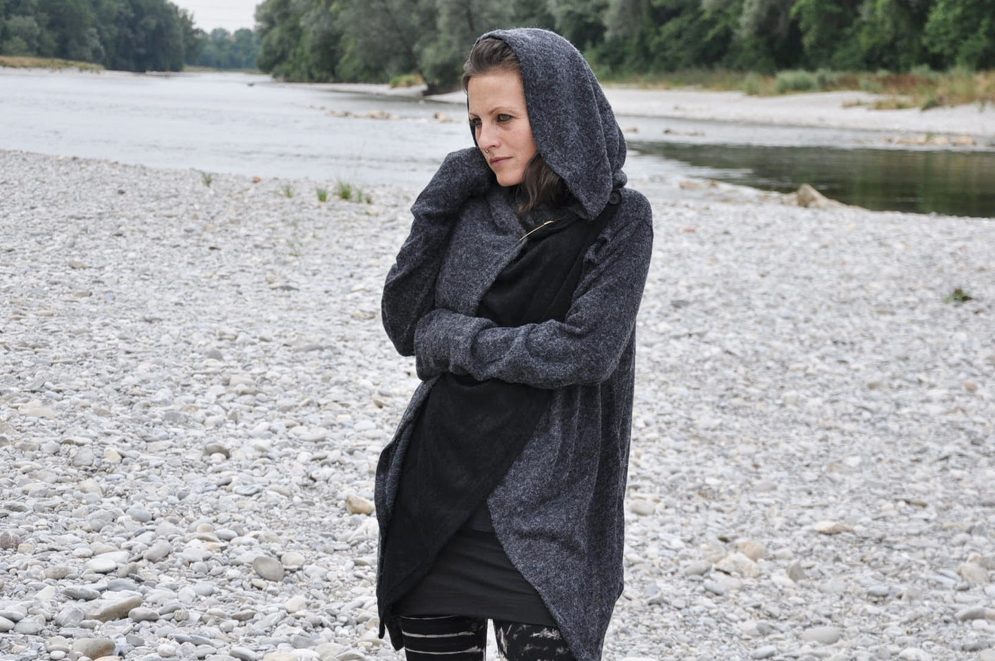 Cardigan zweilagig - Strickjacke, Wickeljacke mit großer Kapuze und Daumenlöchern - grau-schwarz