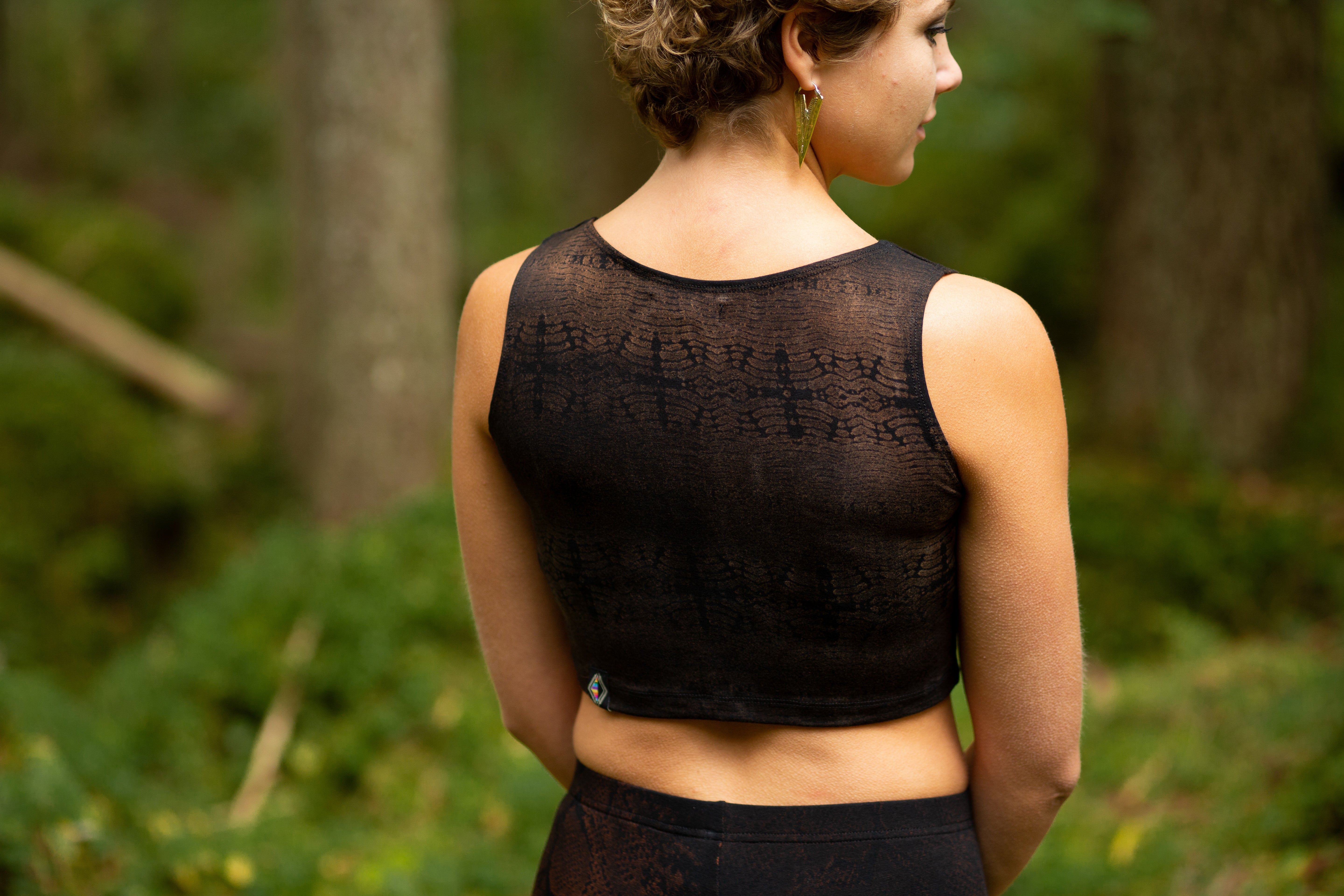 Crop Top - Kurztop - mit abstrakt-filigranem Batikmuster - Batik, Siebdruck - schwarz-braun-apricot