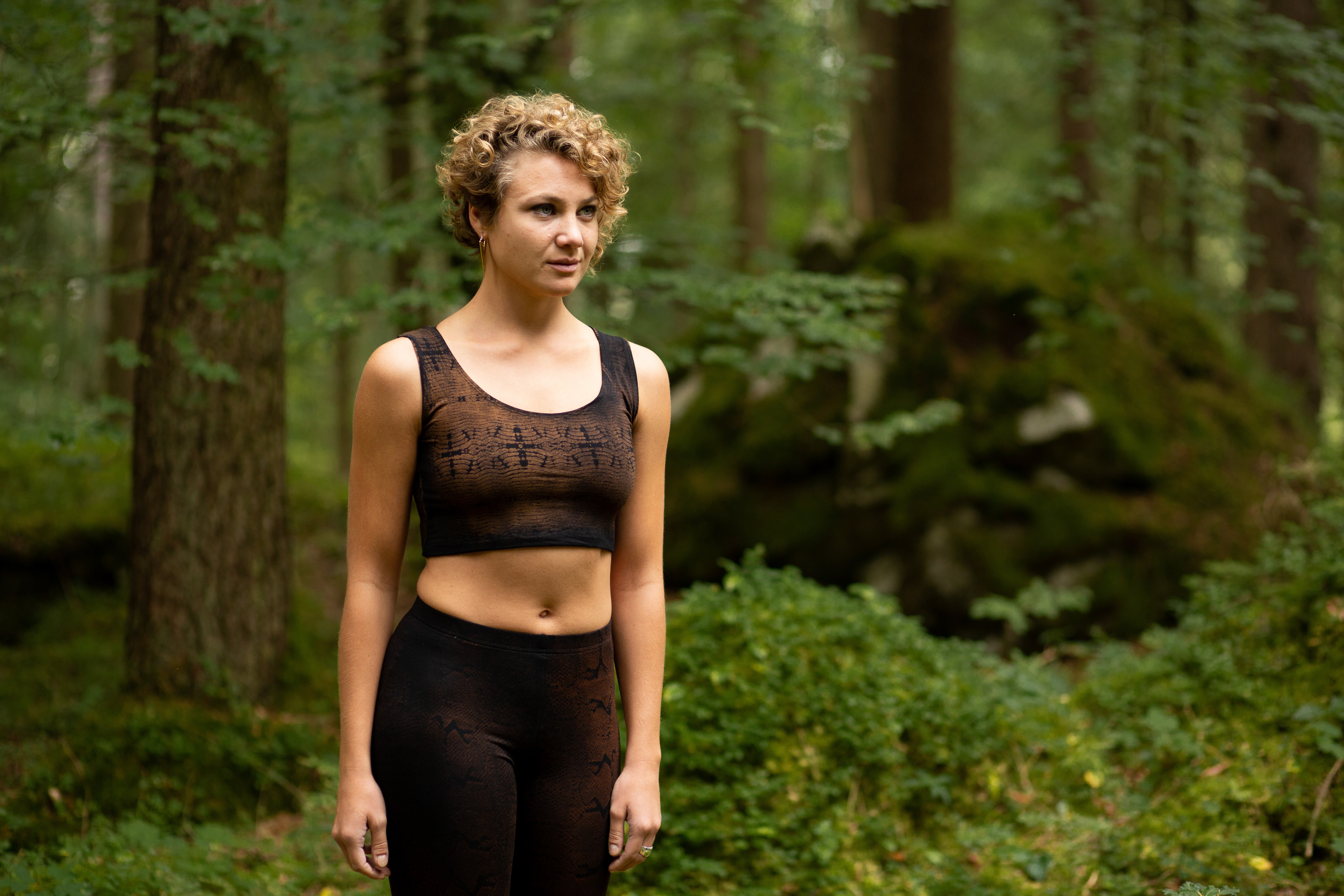 Crop Top - Kurztop - mit abstrakt-filigranem Batikmuster - Batik, Siebdruck - schwarz-braun-apricot