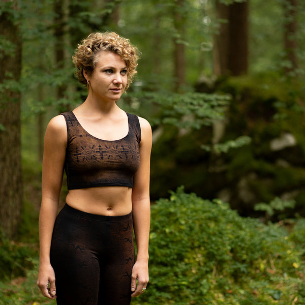 Crop Top - Short Top - with an Abstract Filigree Pattern - Batik - black-brown-apricot