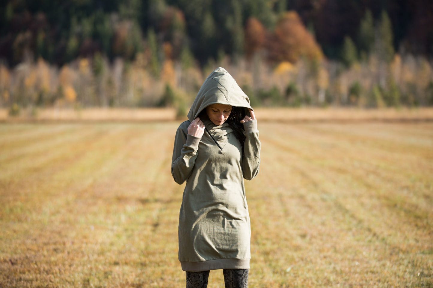 Pullover-Kleid mit großer Kapuze und Taschen - Secret Pocket - hell olivgrün