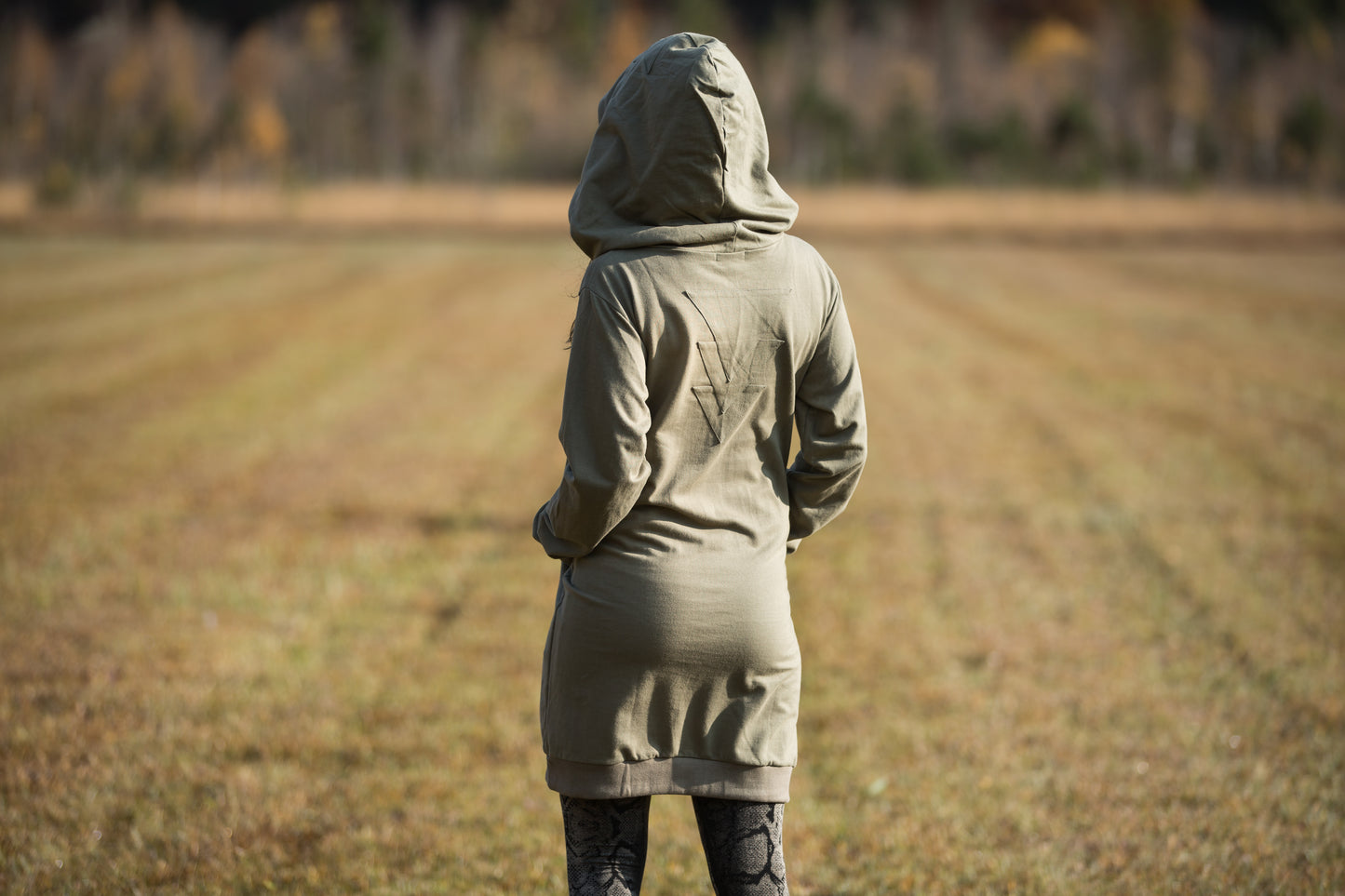 Pullover-Kleid mit großer Kapuze und Taschen - Secret Pocket - hell olivgrün