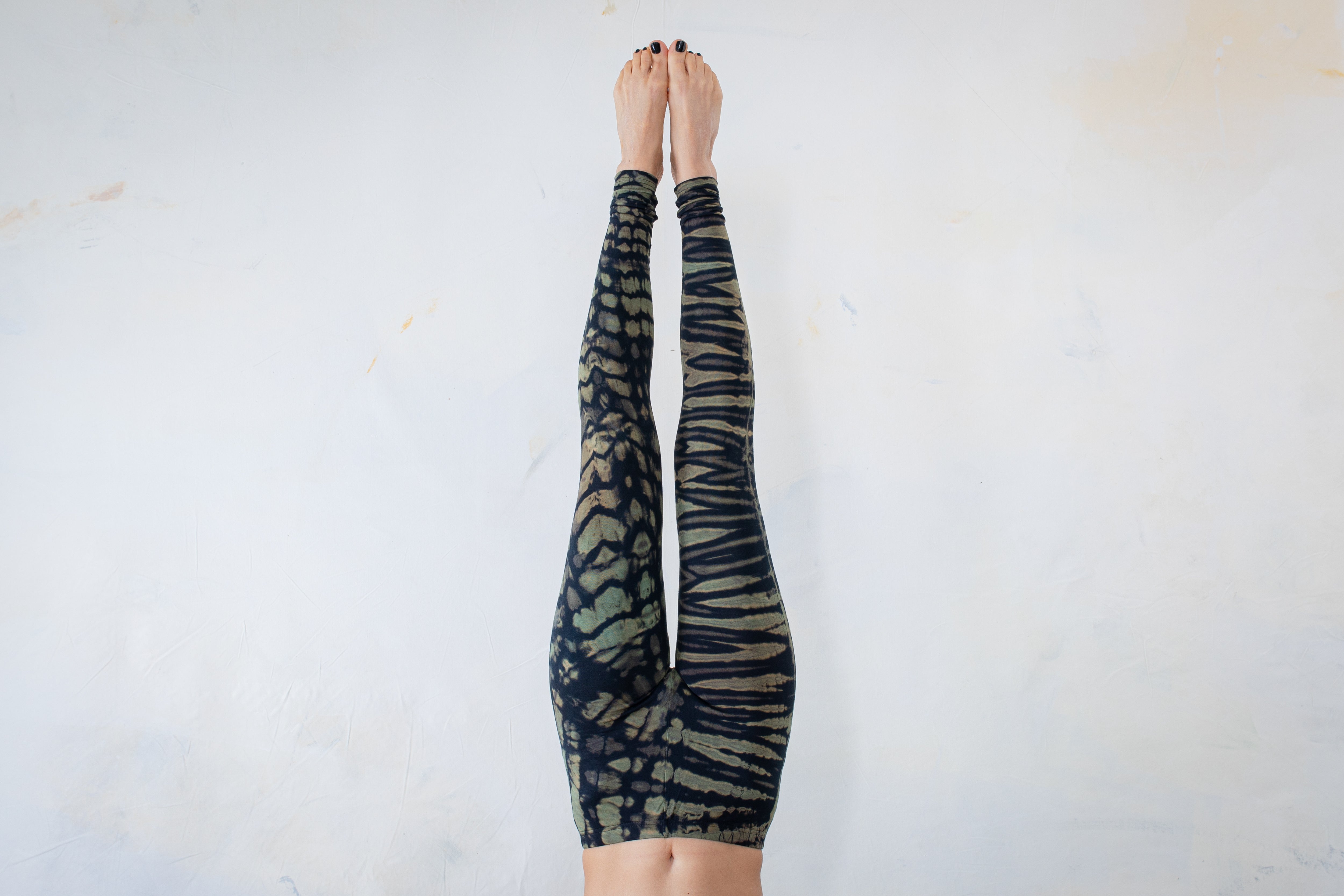Frau in Schulterstand Yoga Pose – Animal Print Batik Leggings dunkelblau-türkis – Tiger-Leopard Stil, Alt Fashion Psytrance