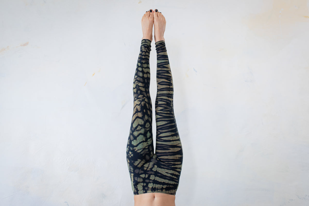 Frau in Schulterstand Yoga Pose – Animal Print Batik Leggings dunkelblau-türkis – Tiger-Leopard Stil, Alt Fashion Psytrance