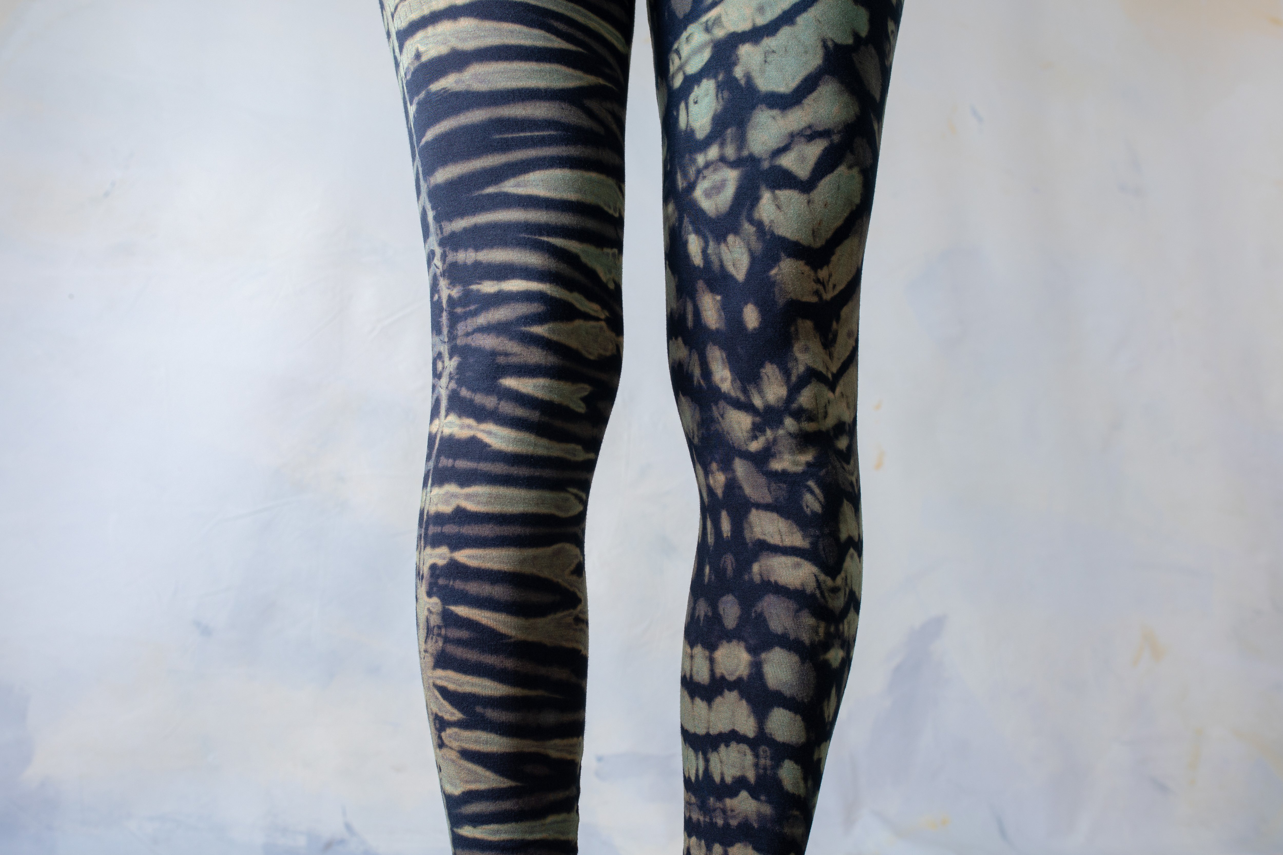 Detailaufnahme Tigerprint Batikmuster auf elastischer Unisex Leggings dunkelblau-türkis – Alt fashion Psytrance Punk Yoga