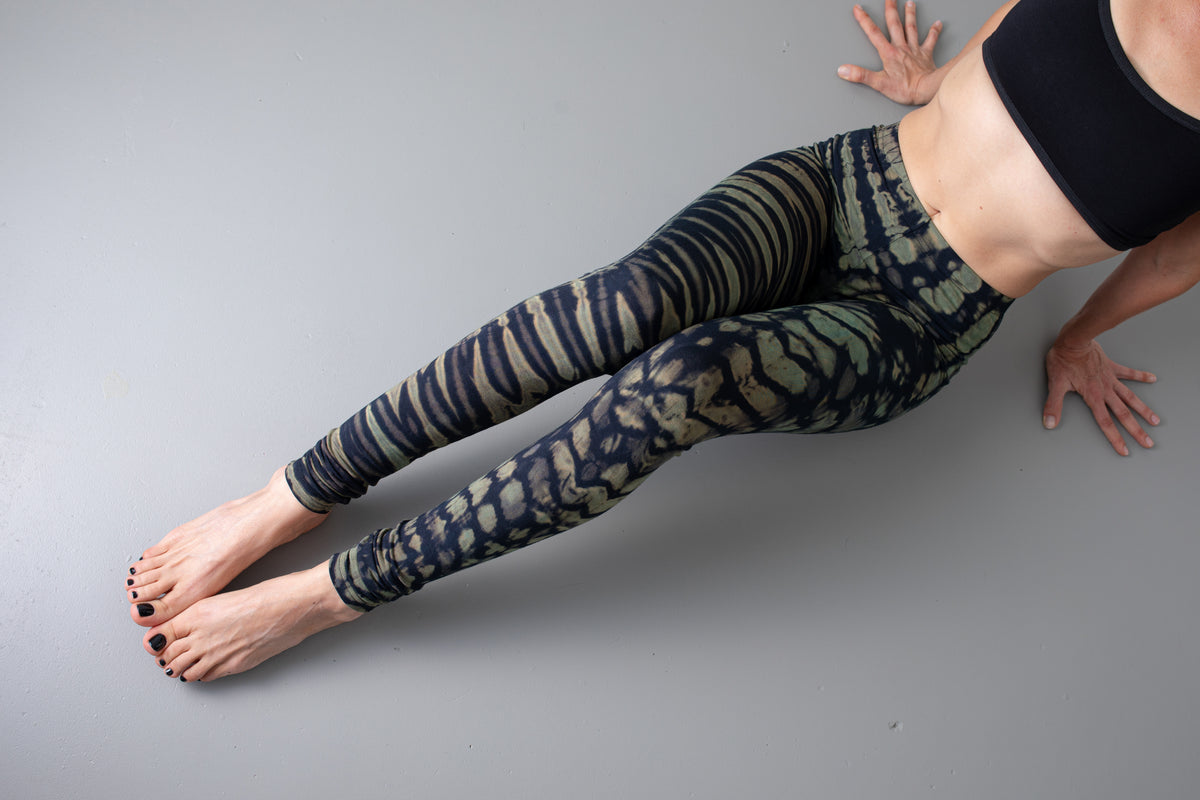 Elastische Tiermuster Leggings Batik Tie-Dye dunkelblau-türkis – Unisex Alternative Fashion Psytrance Festival Style Yoga