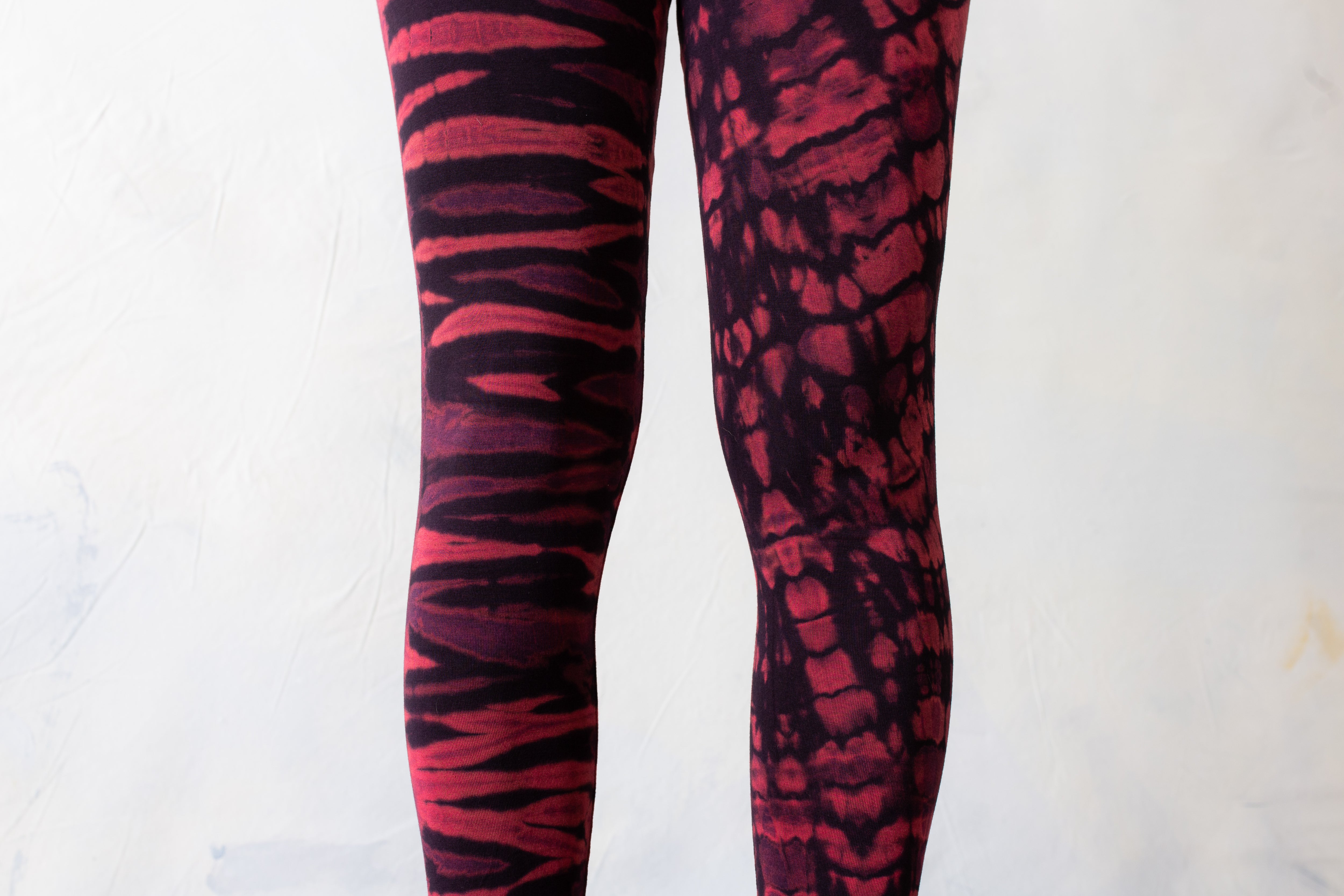 Detailaufnahme Tigerprint Batikmuster auf elastischer Unisex Leggings schwarz-rot-violett – Alt fashion Psytrance Punk Yoga