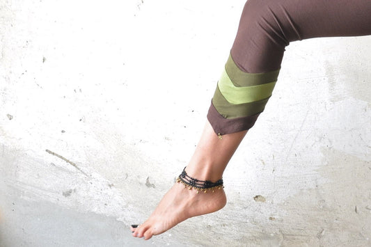 Dreiviertel Leggings - mit mehrfach abgesetztem Saum und Perlen - braun-grün