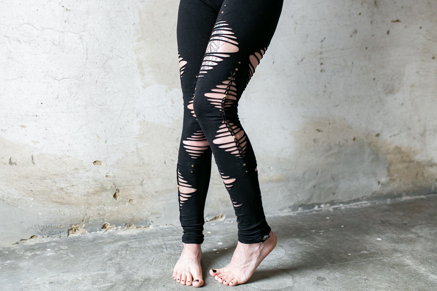 Lange Cut-Out Leggings mit Nieten und Messingperlen - schwarz