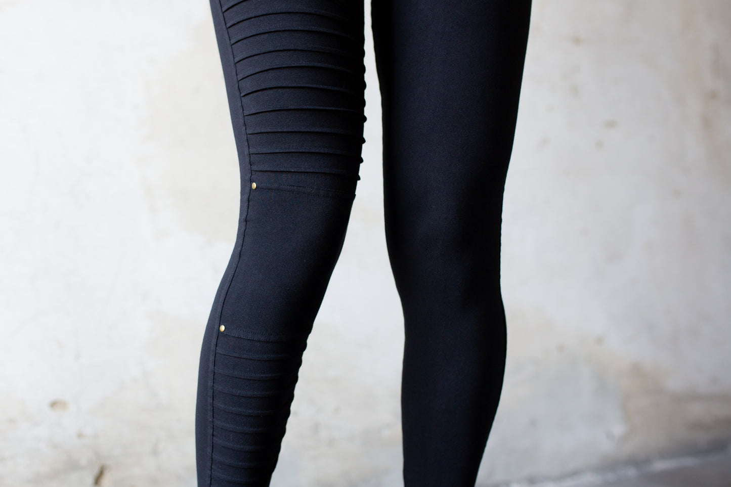 Leggings mit Nahtstruktur und Nieten - schwarz