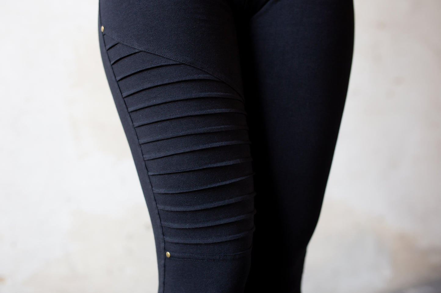 Leggings mit Nahtstruktur und Nieten - schwarz