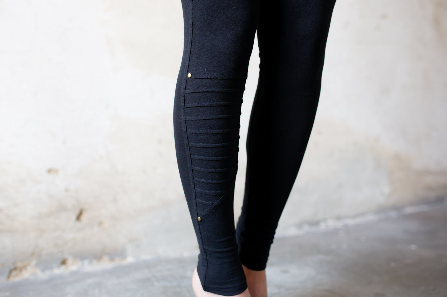 Leggings mit Nahtstruktur und Nieten - schwarz