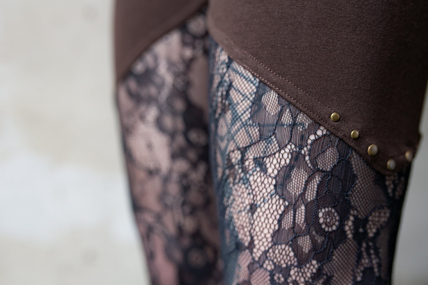 Leggings with Defect - with Flowery Lace and Rivets - brown