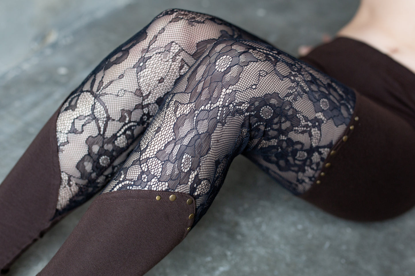 Leggings with Defect - with Flowery Lace and Rivets - brown