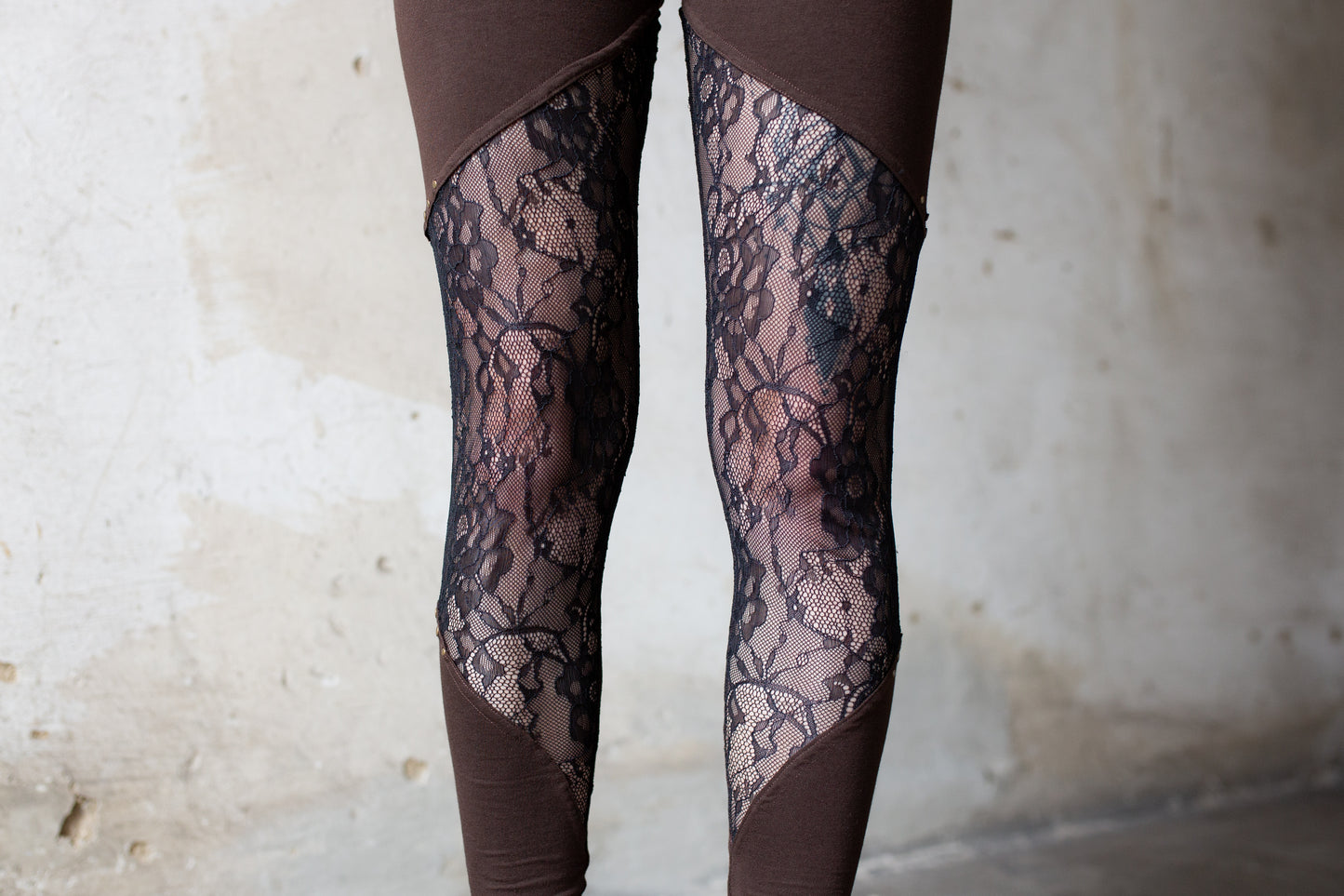 Leggings with Defect - with Flowery Lace and Rivets - brown