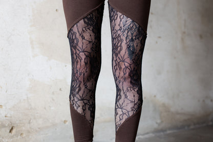 Leggings mit Defekt - mit blumiger Spitze und Nieten - braun