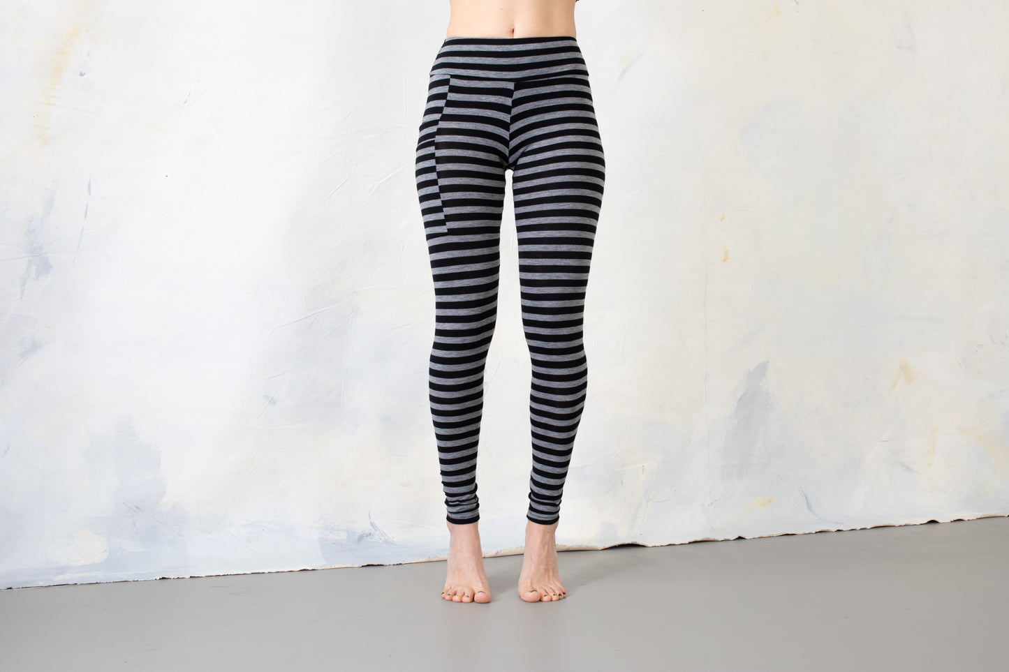 Leggings mit Ringelmuster und Tasche - Leggings gestreift - schwarz-grau