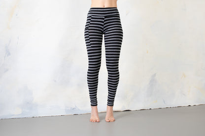 Leggings mit Ringelmuster und Tasche - Leggings gestreift - schwarz-grau