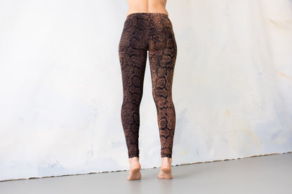 Leggings with abstract snake pattern - screen printing - unisex - rusty brown-orange