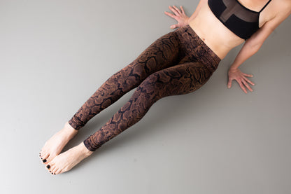 Leggings with abstract snake pattern - screen printing - unisex - rusty brown-orange