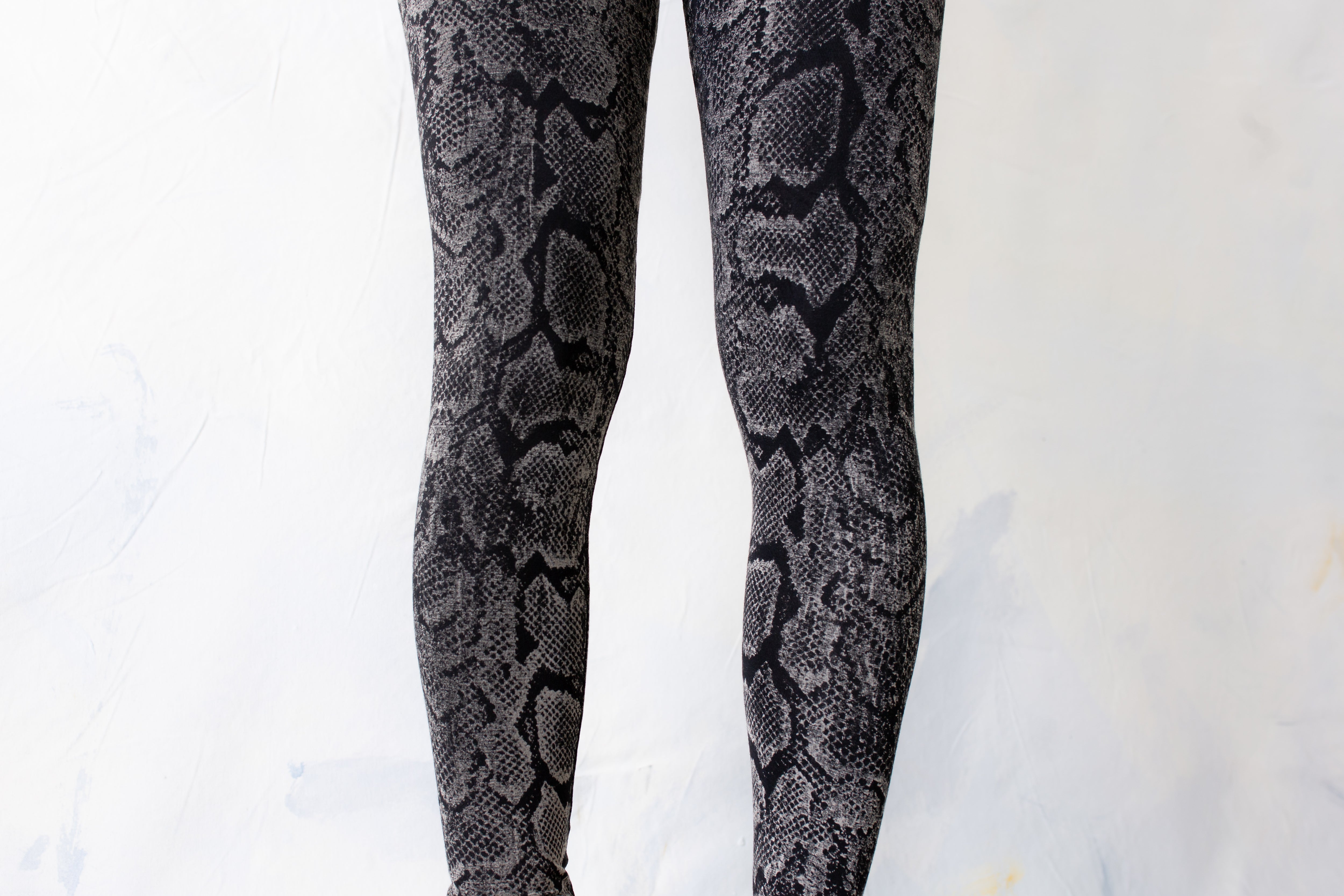 Detailaufnahme Schlangenmuster auf elastischer genderneutraler Yoga Leggings schwarz-grau-weiß – Alt Fashion Festival Style
