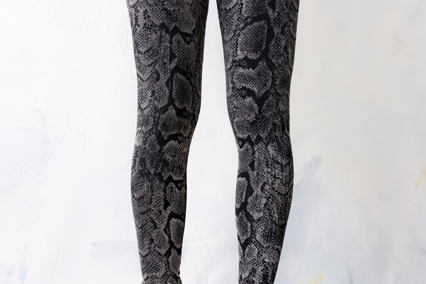 Leggings with abstract snake pattern - screen printing - unisex - black-gray-white