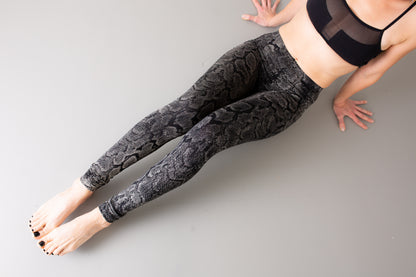 Leggings with abstract snake pattern - screen printing - unisex - black-gray-white